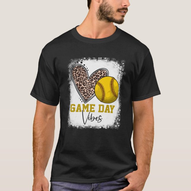 Camiseta Bleached Softball Game Day Vibes Softball Mom Moth (Frente)
