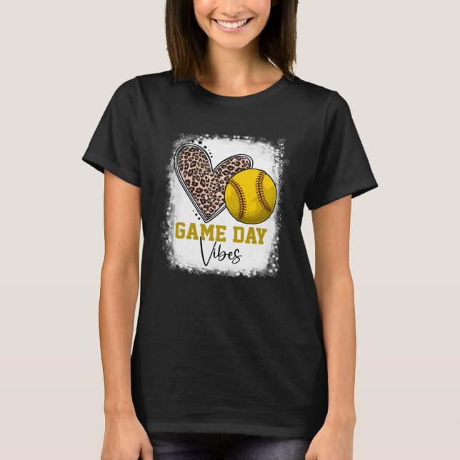Camiseta Bleached Softball Game Day Vibes Softball Mom Moth (Frente)