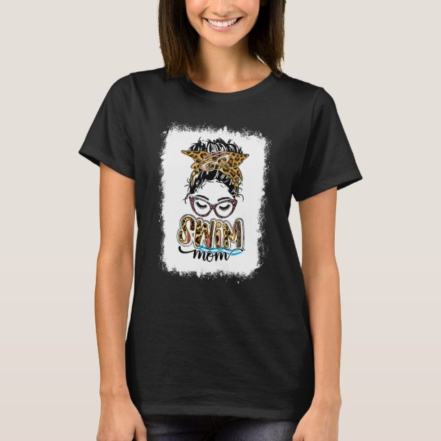 Camiseta Bleached Swim Mom Leopard Messy Bun Swimmer Mom Mo (Frente)