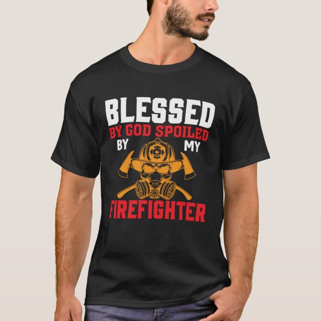 Camiseta Blessed By God Spoiled By My Firefighter Girlfrien (Frente)