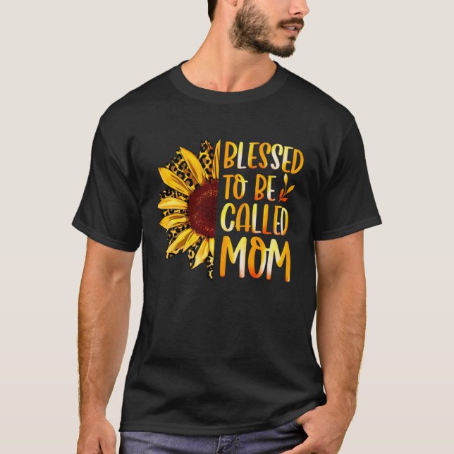 Camiseta Blessed To Be Called Mom Cute Sunflower Women Moth (Frente)