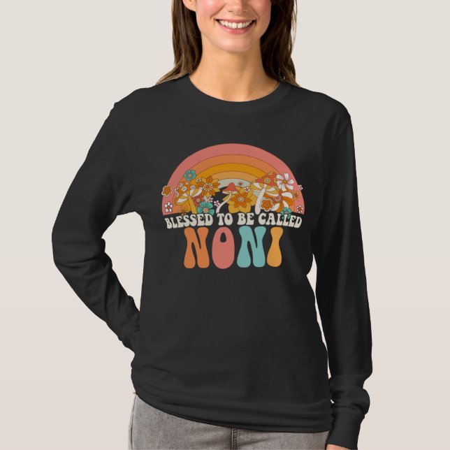 Camiseta Blessed To Be Called Noni Rainbow Groovy Hippie Mo (Frente)