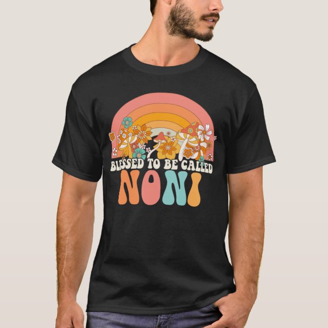 Camiseta Blessed To Be Called Noni Rainbow Groovy Hippie Mo (Frente)
