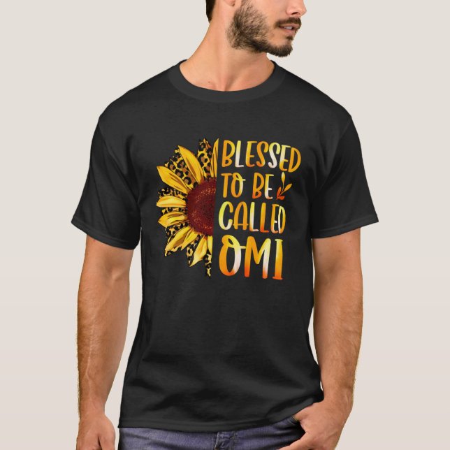 Camiseta Blessed To Be Called Omi Cute Sunflower Women Moth (Frente)