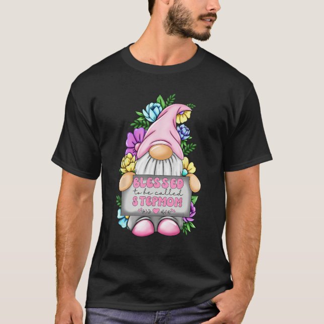Camiseta Blessed To Be Called Stepmom Gnome Cute Girl Mothe (Frente)