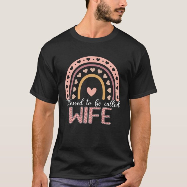Camiseta Blessed To Be Called Wife Leopard Rainbow Cute Mom (Frente)