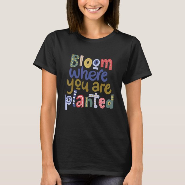 Camiseta Bloom Onde Você Está Plantado Mente Positiva Inspi (Frente)