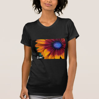 Camiseta Bloom! T-shirt com design floral