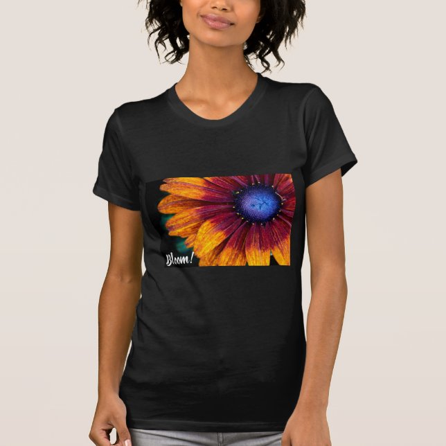 Camiseta Bloom! T-shirt com design floral (Frente)