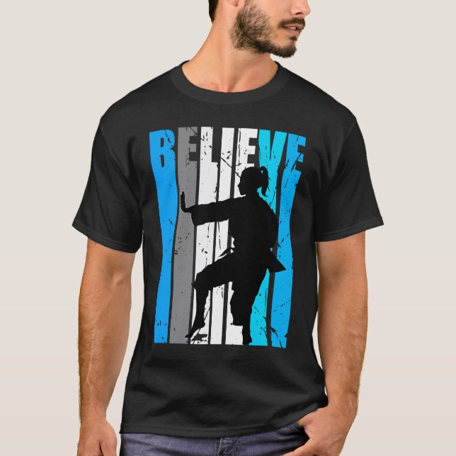Camiseta Blue Believe Motivational Girls Karate Retro Graph (Frente)