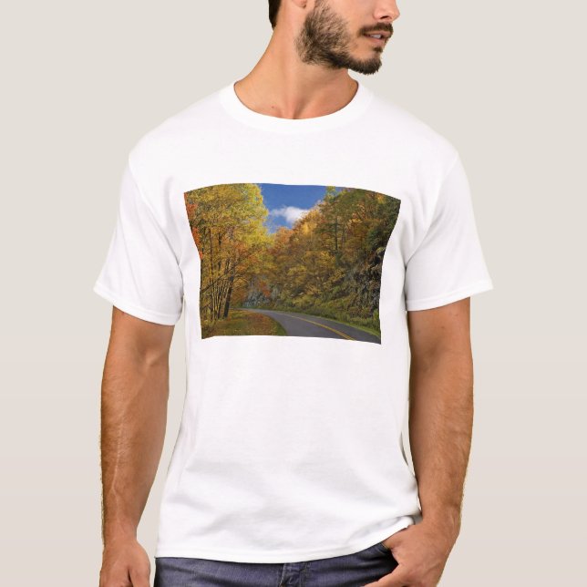 Camiseta Blue Ridge Parkway curvando-se através das cores d (Frente)