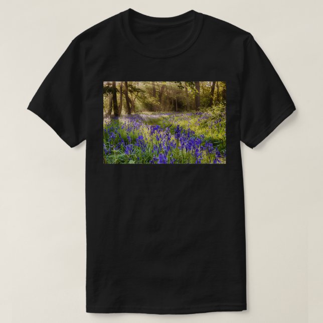 Camiseta Bluebells woodland path with glowing sunrise light (Frente do Design)