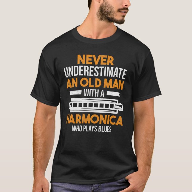 Camiseta Blues Never Underestimate An Old Man With A Harmon (Frente)