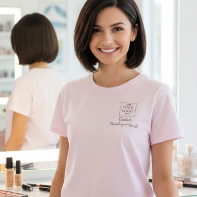 Camiseta Blush Pink Script Staff Name Business Logo Makeup (Criador carregado)