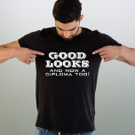 Camiseta Boa aparência e Diploma Muito Engraçado<br><div class="desc">Bom Parece Diploma Muito Engraçado De Camisa De Graduação. Uma citação engraçada para um formando - Boa aparência e agora um diploma também. Tipografia branca. presente de excelente para um formando que se formou.</div>