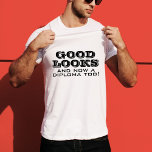 Camiseta Boa aparência e Diploma Muito Engraçado<br><div class="desc">Boa aparência e Diploma Muito Engraçada Camiseta de Graduação. Uma citação engraçada para um formando - Boa aparência e agora um diploma também. Tipografia negra moderna. presente de excelente para um formando que se formou.</div>
