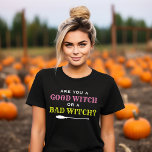 Camiseta Boa Bruxa ou Má Bruxa Mencionam Mães no Dia das Br<br><div class="desc">A design de camiseta do Halloween,  gráfico feminino,  apresenta a citação "Você é uma boa bruxa ou uma bruxa má?",  design de tipografia em branco,  rosa e verde amarelo com sotaque de vassoura-bruxa.</div>