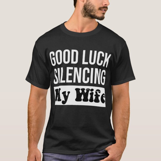 Camiseta Boa Sorte Silenciando Minha Esposa Engraçada Citaç (Frente)