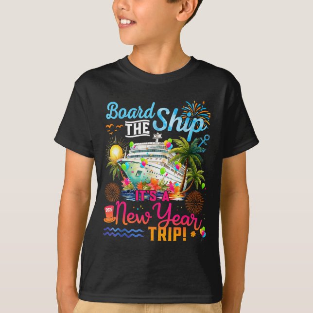Camiseta Board The Ship It's A New Year Trip Cruise Family  (Frente)