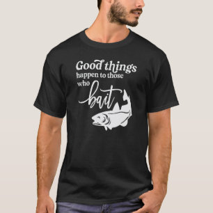 Camiseta Boas Coisas Acontecem Para Quem Pescaria Isca Lago