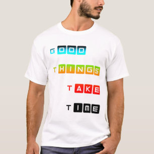 Camiseta Boas Coisas Levam Tempo Tipografia de Cores Vibran