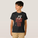 Camiseta Boas Engraçadas 13 Birthday | 13 Quartanteen<br><div class="desc">Ajustar 13 anos em 2020 é histórico. Comemore o aniversário do seu adolescente com esta engraçada t-shirt do Quaranteen 13. Este design apresenta-se em vermelho e branco, com a expressão "13 QUARANAS TEEN", com estrelas vermelhas e brancas à volta da tipografia. É o presente perfeito para o 13 de aniversário...</div>