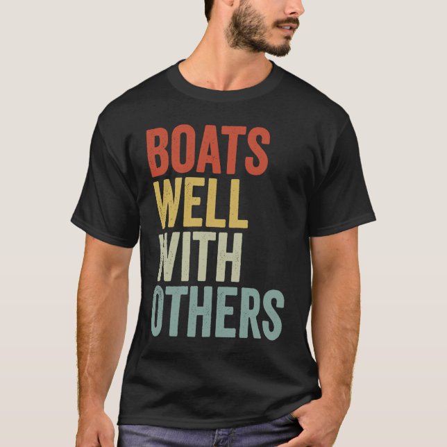 Camiseta Boats Well with Others  Boating Vacation (Frente)