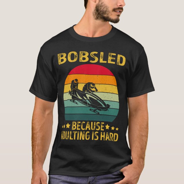 Camiseta Bobsled porque Adultar é Duro (Frente)