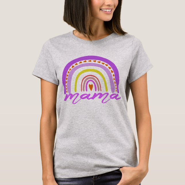 Camiseta Boho Doodle Coração Arco-Íris Mama. (Frente)