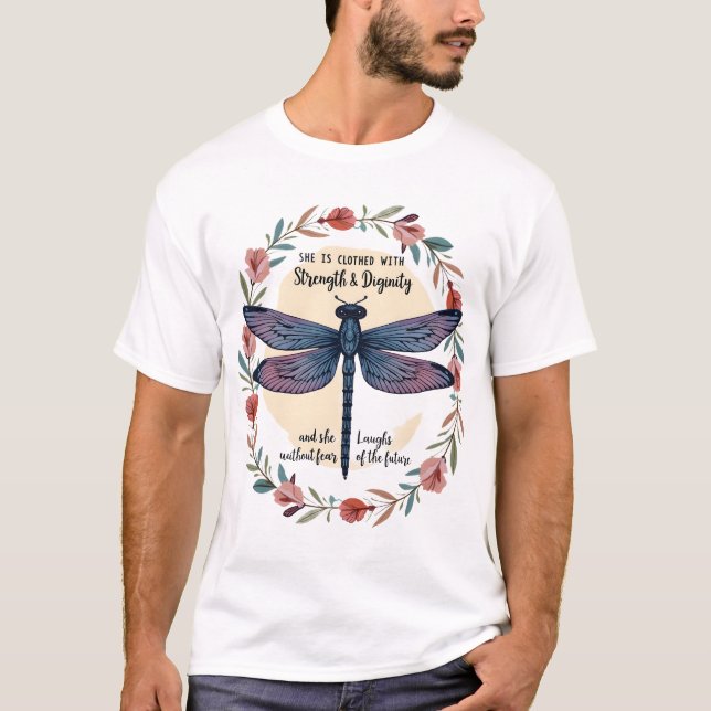 Camiseta Boho Floral Libélula Ela É Revestida De Força (Frente)