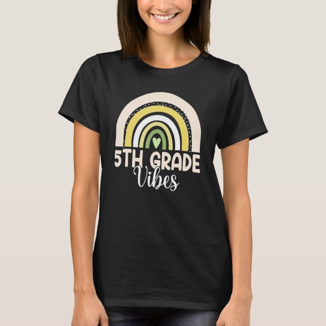 Camiseta Boho Rainbow Fifth Grade Vibes 5th Teachers Back T (Frente)