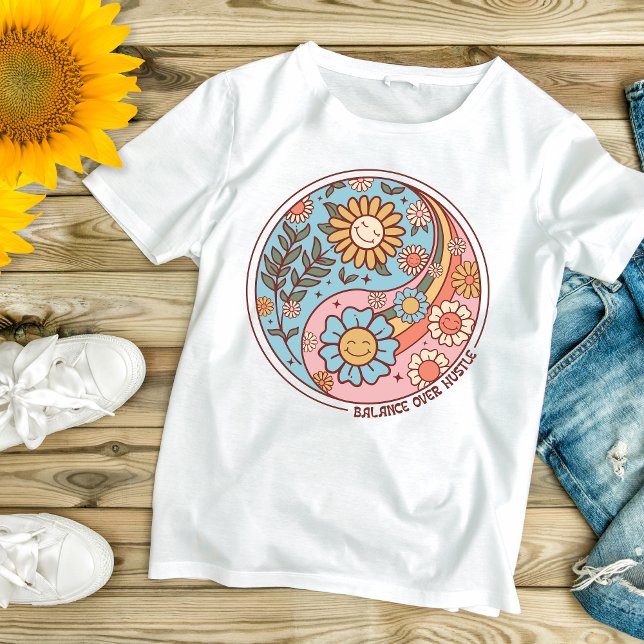 Camiseta Boho Trendy Floral Yin Yang Balança Sobre Hustle (Boho Trendy Balance Over Hustle, Flowers Floral, Self care Inspirational Motivational T-shirt)