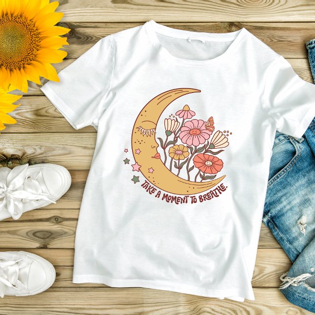 Camiseta Boho Trendy Respira a Motivação Inspiracional (Boho Trendy Moon Flowers Take a Moment To Breathe Self Care, Inspirational Motivational, Yoga Tee)