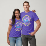 Camiseta Bola de Disco Retroativa PERSONALIZADA<br><div class="desc">Um gráfico estilizado de uma bola de disco,  personalize-o com seu nome,  mensagem,  data. Diversão de design de discoteca,  fofo para uma solteira ou qualquer festa.</div>