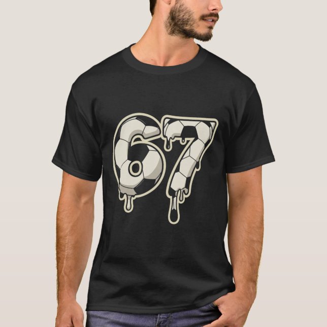 Camiseta Bola de Futebol 6 7 Drip Gráfico Seis Sete Meme  (Frente)