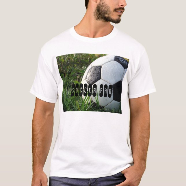 Camiseta Bola de Futebol Preta e Branca na Grama Verde (Frente)