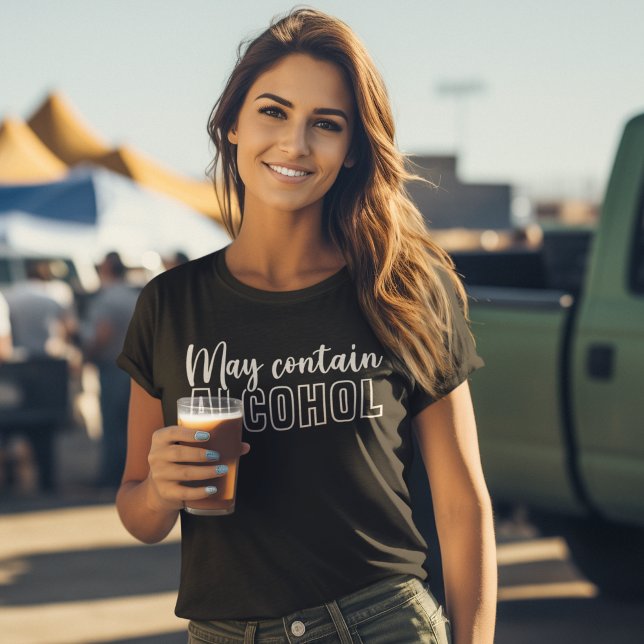 Camiseta Bold & Fun 'May Contain Alcohol – Everyday Humor (Criador carregado)
