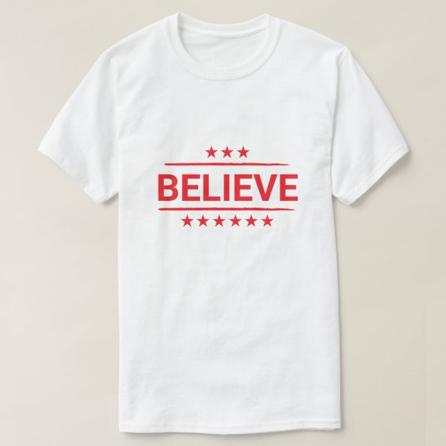 Camiseta Bold Red BELIEVE Estrelas Patrióticas Design (Frente do Design)