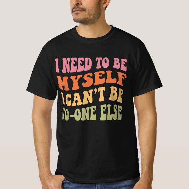 Camiseta Bold Retro Quote Art – I Need to Be Myself Wall De (Frente)