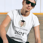 Camiseta Bold Text Photo Proud Brother of 2023 Graduate<br><div class="desc">Bold Text Photo Proud Brother of 2023 Graduate. Especially for the new graduate’s brother. Your sibling’s photo is within a circular shape, and the year large and bold, with graduate's name. Easily personalise the text as required and replace the photo with your own of square orientation. You can change text...</div>