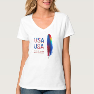 Camiseta Bold USA Feather - Uma Nação da Liberdade (V-Neck