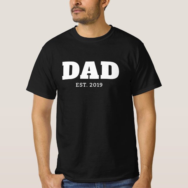 Camiseta Bold White & Black Text Est Year Dad (Frente)