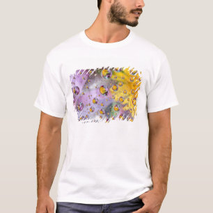 Camiseta Bolhas abstratas com flores. Crédito: Nancy