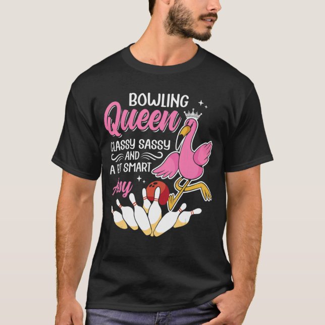 Camiseta Boliche Rainha Clássica Sassy E Um Bit Smart Assy  (Frente)