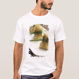 Camiseta bolinhas de massa arbitrárias com molho de