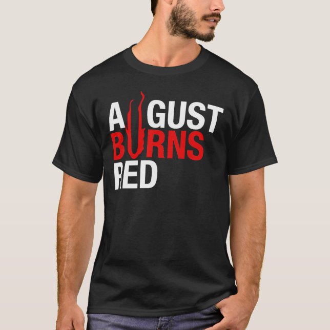 Camiseta Bom DESIGN de agosto queima o logotipo vermelho No (Frente)