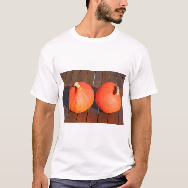 Camiseta Bombas numa mesa de madeira (Frente)