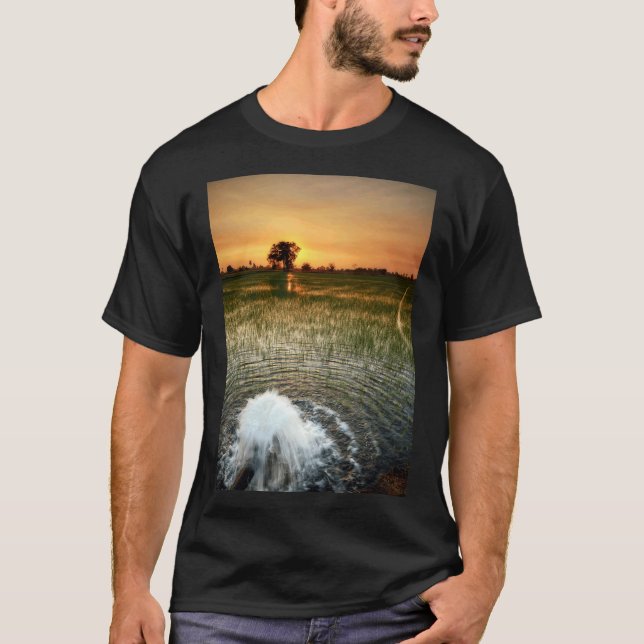 Camiseta Bombeando Água Em Um Campo De Arroz Tailandês No S (Frente)