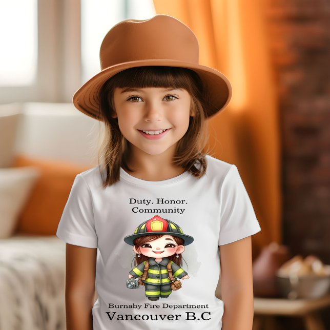 Camiseta Bombeiro alegre em engrenagem brilhante com câmera (Criador carregado)