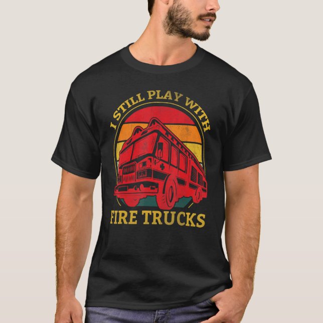 Camiseta Bombeiro Eu Ainda Brinco Com Caminhões De Fogo (Frente)